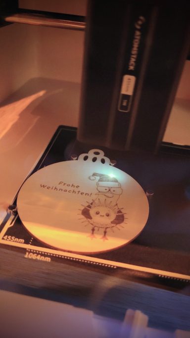 Ein gravierter runder Schlüsselanhänger mit einem Tiersymbol.