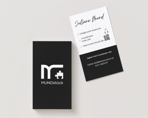 Schwarze Visitenkarte mit weißem Logo und dazugehörigem Informationsblatt.